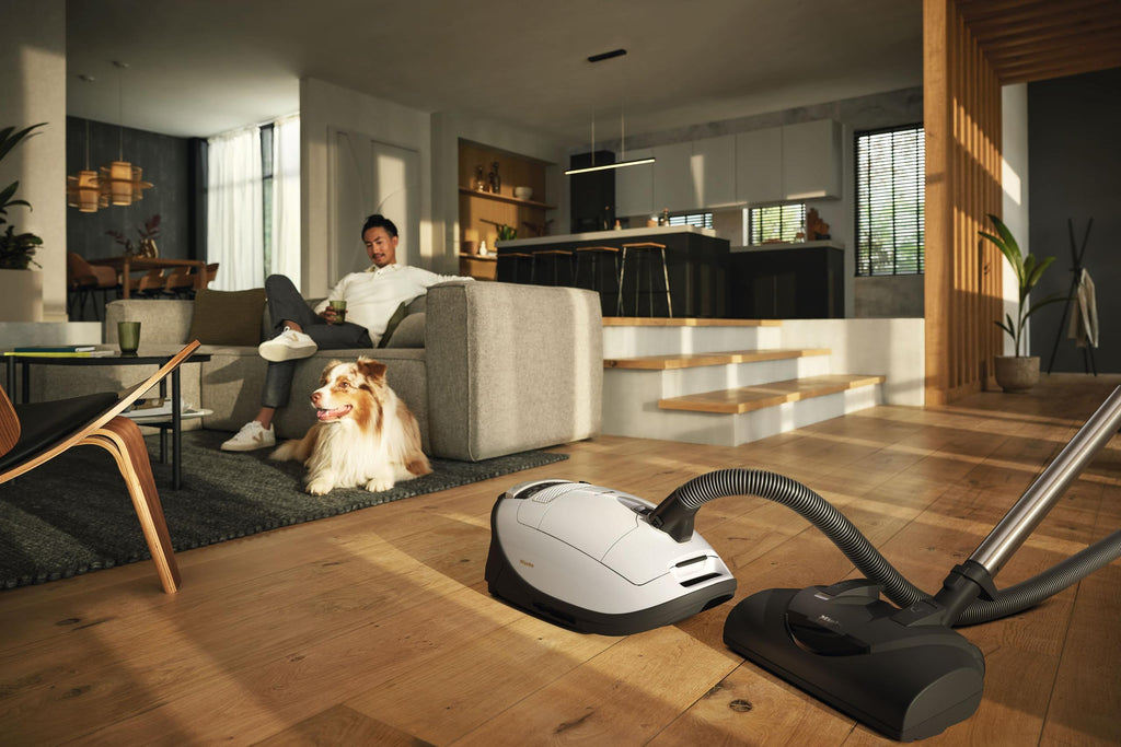 Miele COMPLETE C3 CAT DOG POWERLINE SGEE0 LW Complete C3 Cat &amp; Dog Powerline – Sgee0 – Bodenstaubsauger mit maximaler Saugkraft und Fußsteuerung für gründliches, bequemes Staubsaugen.