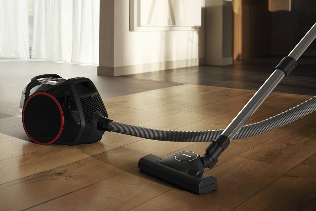 Miele BOOST CX1 SNRF0 OBSIDIANSCHWARZ Boost Cx1 – Snrf0 – Beutelloser Bodenstaubsauger für maximale Leistung in kompaktem Design.