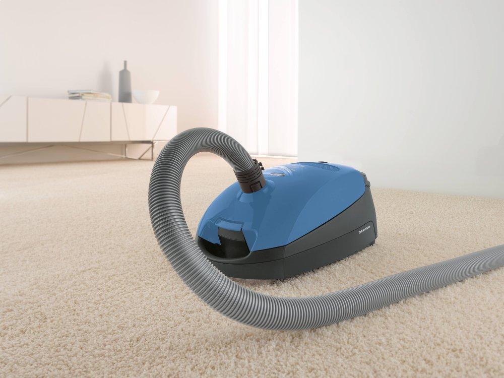 Miele CLASSICC1TURBOTEAMPOWERLINESBAN0TECHBLUE Classic C1 Turbo Team Powerline – Sban0 – Bodenstaubsauger mit Turbobürste für Hartböden und kurz- und mittelflorige Teppiche.