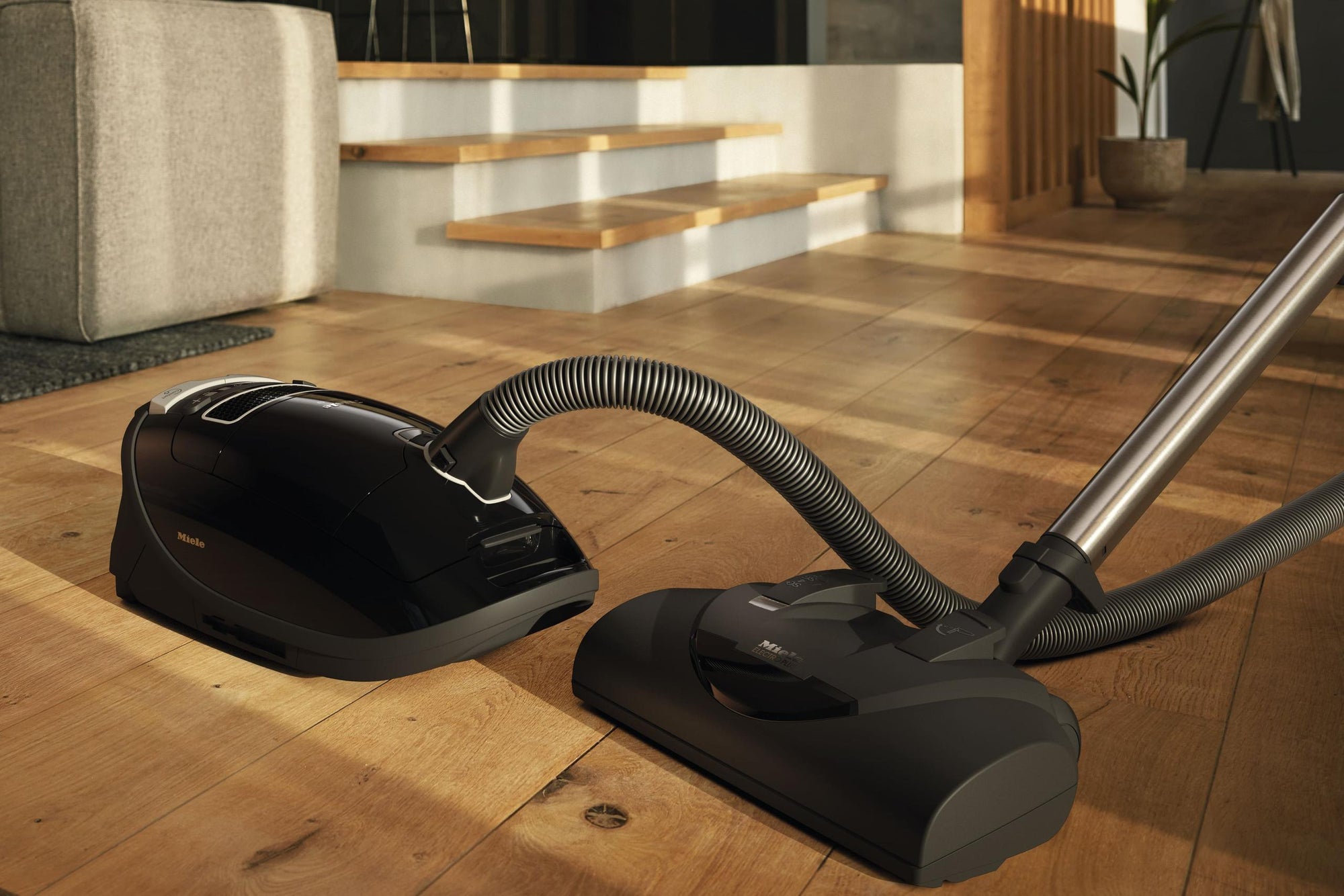 Miele COMPLETEC3KONAPOWERLINESGFE0OB Complete C3 Kona Powerline – Sgfe0 Obsidian Black – Bodenstaubsauger mit Elektrobürste für die gründliche Reinigung von stark beanspruchten Teppichen.