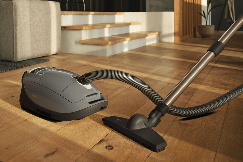 Miele COMPLETE C3 125 GALA EDITION GG Complete C3 125 Gala Edition – Bodenstaubsauger mit Parkettschutzdüse für die erstklassige Pflege empfindlicher Hartböden.