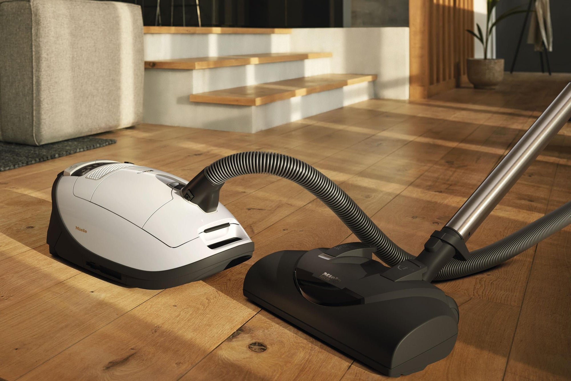 Miele COMPLETE C3 CAT DOG POWERLINE SGEE0 LW Complete C3 Cat &amp; Dog Powerline – Sgee0 – Bodenstaubsauger mit maximaler Saugkraft und Fußsteuerung für gründliches, bequemes Staubsaugen.