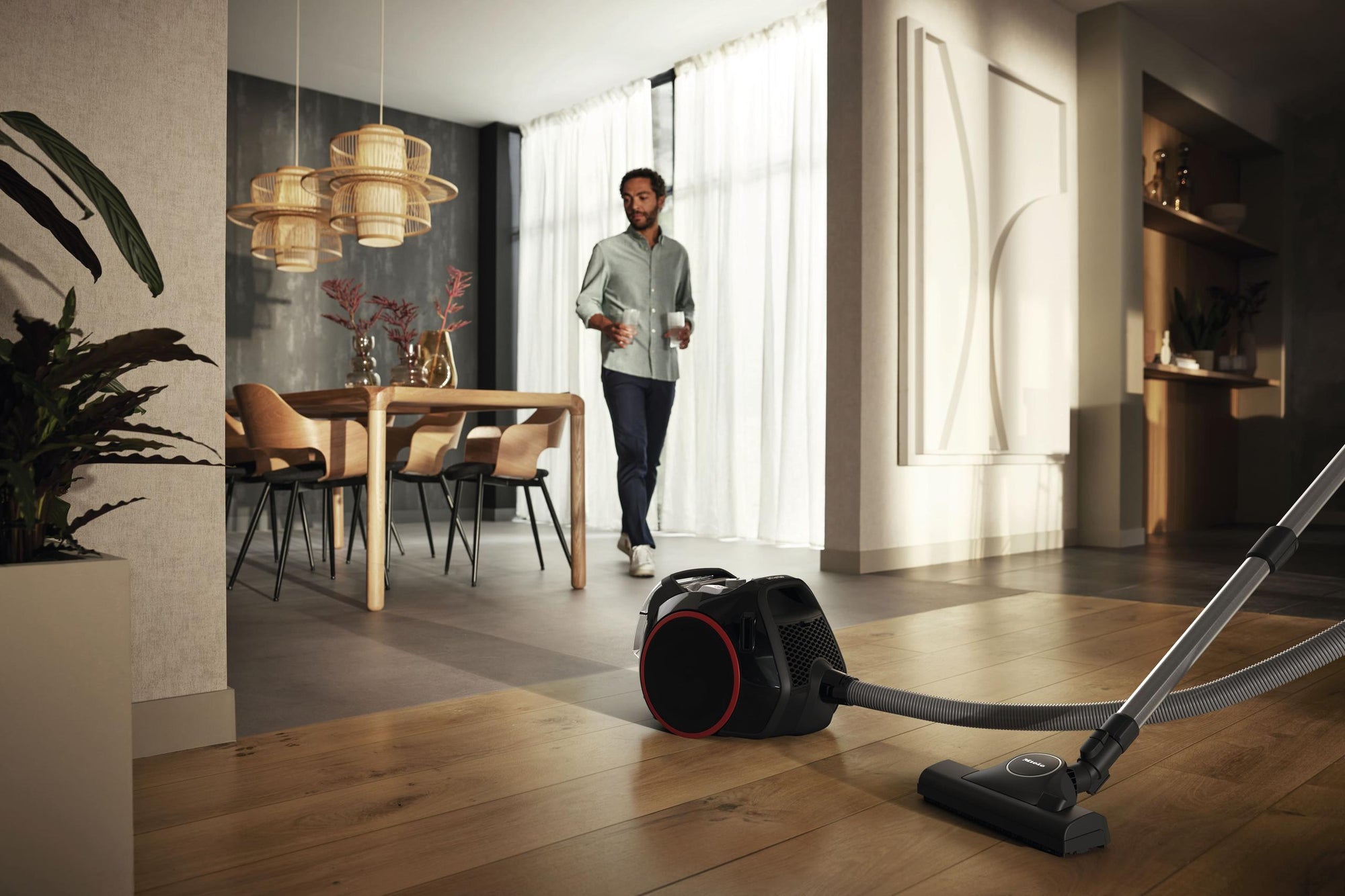 Miele BOOST CX1 SNRF0 OBSIDIANSCHWARZ Boost Cx1 – Snrf0 – Beutelloser Bodenstaubsauger für maximale Leistung in kompaktem Design.