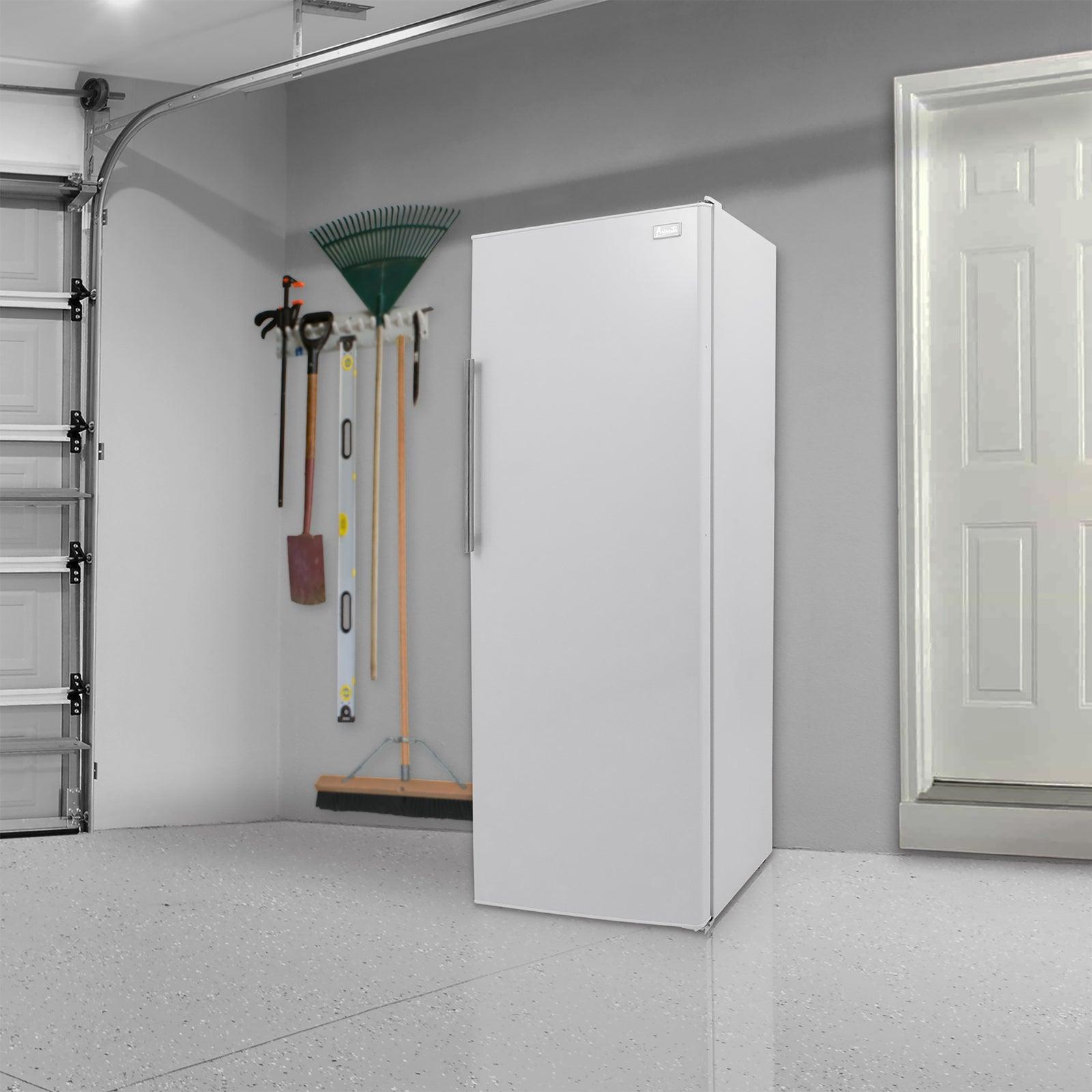 Avanti AV1081VFK0W Avanti 11 Cu Ft Vertikal-Gefrierschrank – Weiß / 10,8 Cu. Ft.