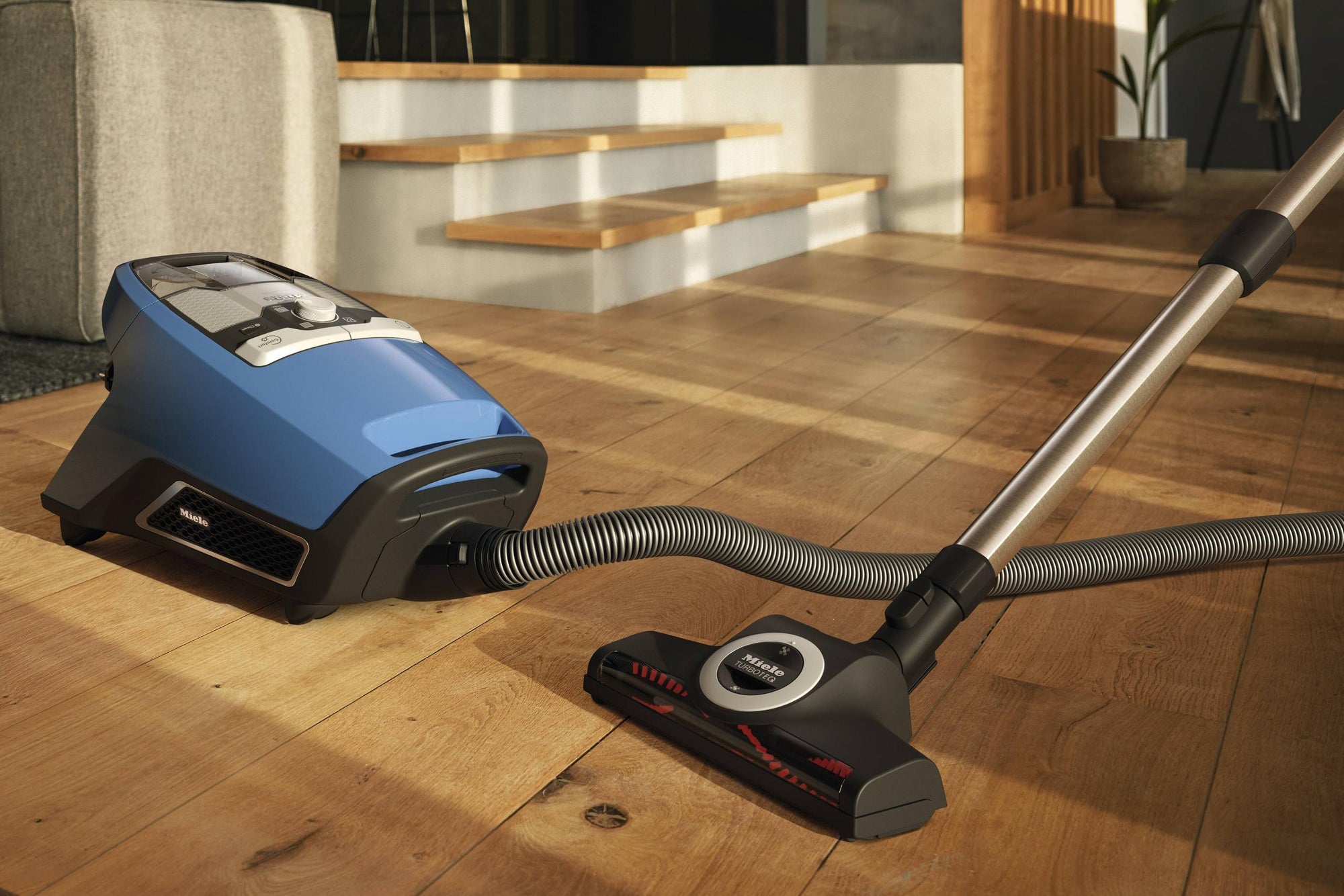 Miele BLIZZARDCX1TURBOTEAMPOWERLINETB Blizzard Cx1 Turboteam Powerline Tech Blue – beutelloser Bodenstaubsauger mit Turbobürste – Ideal für Tierliebhaber.