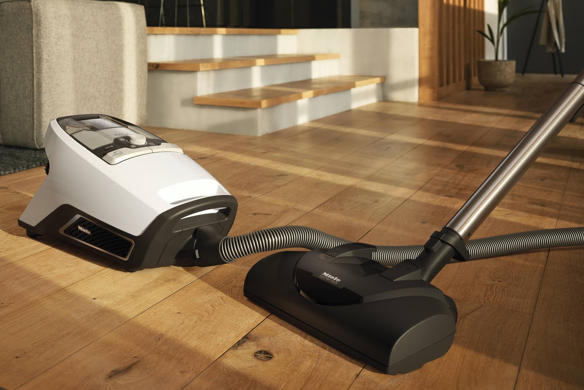 Miele BLIZZARD CX1 CAT DOG POWERLINE SKCE0 LOTUSWEISS Blizzard Cx1 Cat &amp; Dog Powerline – Skce0 – Beutelloser Bodenstaubsauger mit Elektrobürste für die gründliche Reinigung von strapazierfähigen Teppichen.