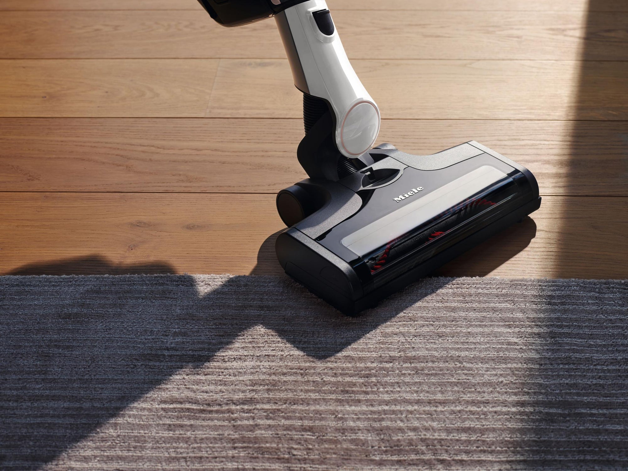 Miele TRIFLEX HX2 LOTUSWEISS Triflex Hx2 - Kabelloser Stabstaubsauger Konstant hohe Saugleistung 60 Min Laufzeit Vielseitige Reinigung Durch 3In1 Design
