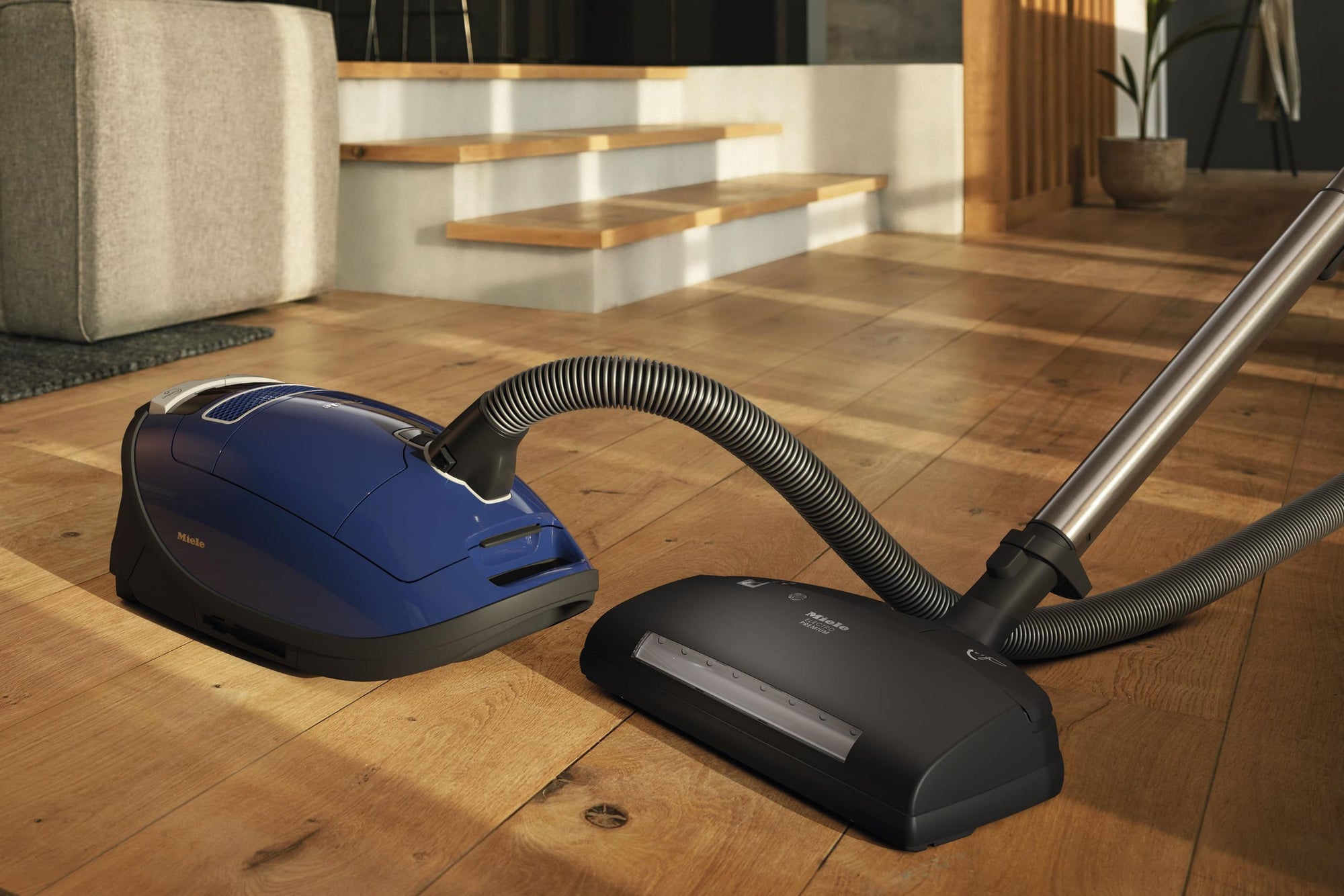 Miele COMPLETEC3MARINPOWERLINESGJE0MB Complete C3 Marin Powerline – Sgje0 Marineblau – Bodenstaubsauger mit Elektrobürste für die gründliche Reinigung stark beanspruchter Teppiche.