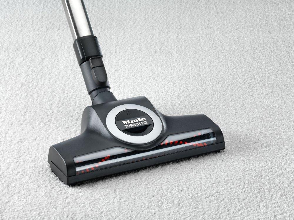 Miele CLASSICC1TURBOTEAMPOWERLINESBAN0TECHBLUE Classic C1 Turbo Team Powerline – Sban0 – Bodenstaubsauger mit Turbobürste für Hartböden und kurz- und mittelflorige Teppiche.