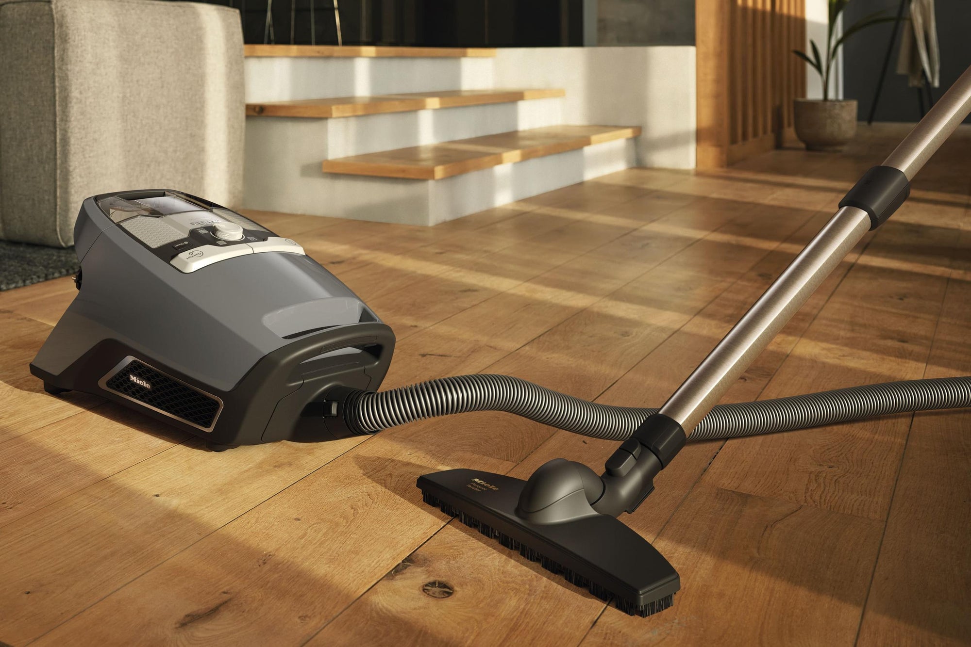 Miele BLIZZARD CX1 PURE SUCTION POWERLINE SKRE0 GRAPHITGRAU Blizzard Cx1 Puresuction Powerline – Skre0 – Beutelloser Bodenstaubsauger mit hoher Saugleistung und Teleskoprohr für gründliches, bequemes Staubsaugen.