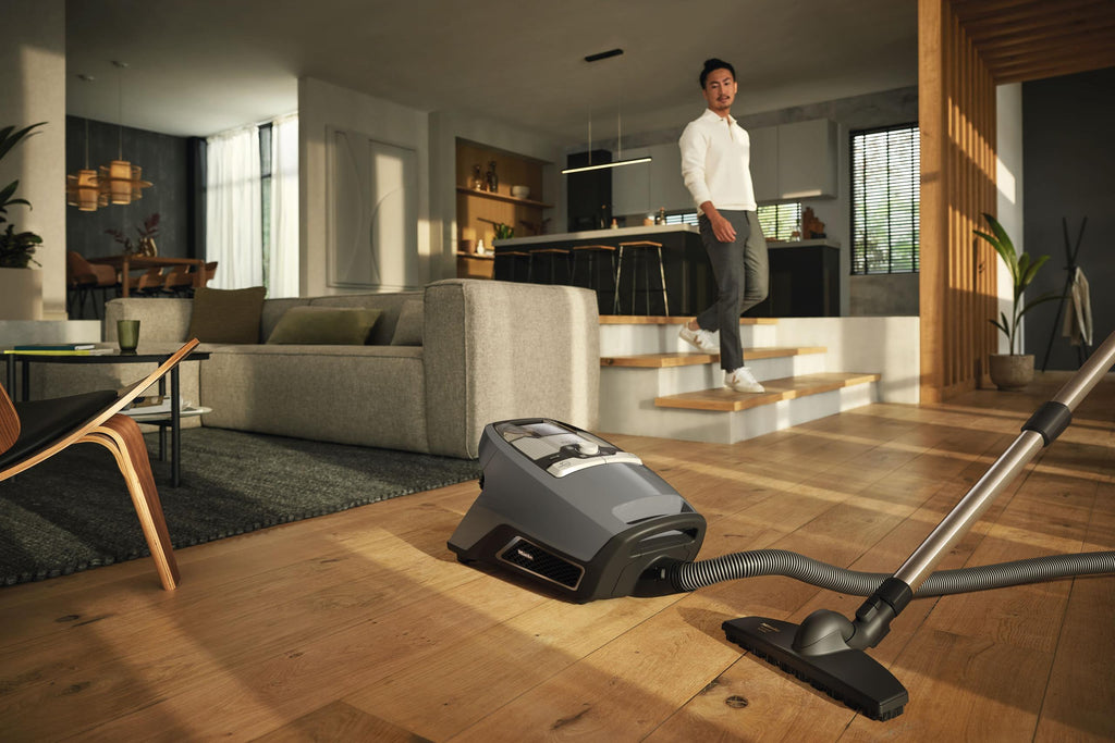 Miele BLIZZARD CX1 PURE SUCTION POWERLINE SKRE0 GRAPHITGRAU Blizzard Cx1 Puresuction Powerline – Skre0 – Beutelloser Bodenstaubsauger mit hoher Saugleistung und Teleskoprohr für gründliches, bequemes Staubsaugen.
