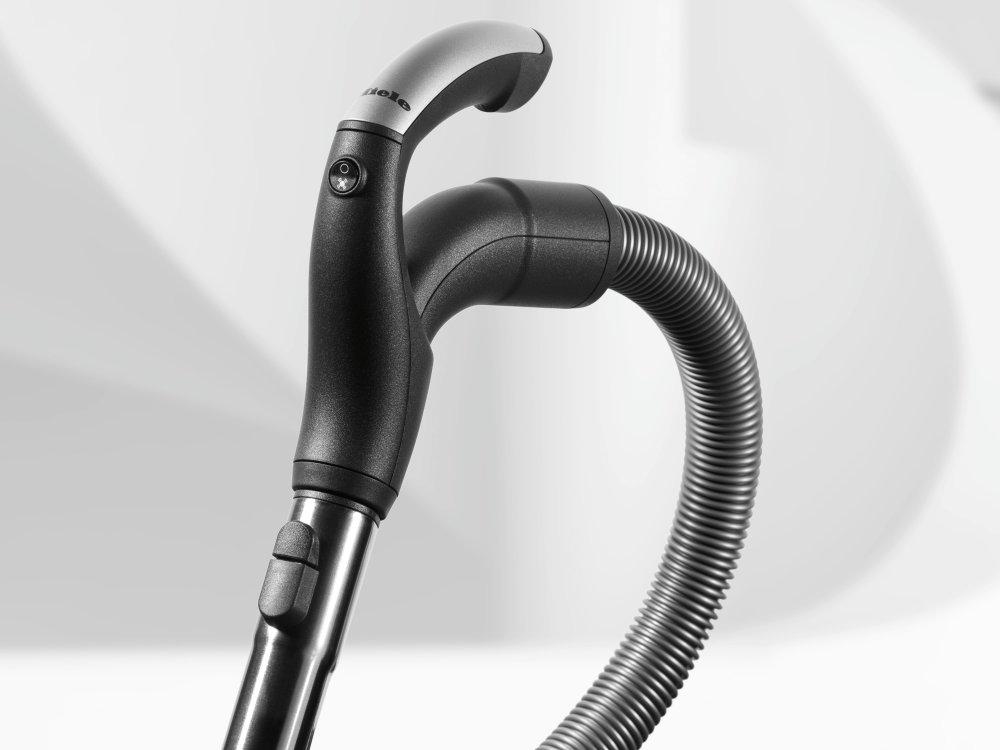 Miele BLIZZARD CX1 LIGHTNING POWERLINE SKCE 0OBSIDIANSCHWARZ Blizzard Cx1 Lightning Powerline – Skce0 – Beutelloser Bodenstaubsauger mit Elektrobürste für die gründliche Reinigung von strapazierfähigen Teppichen.