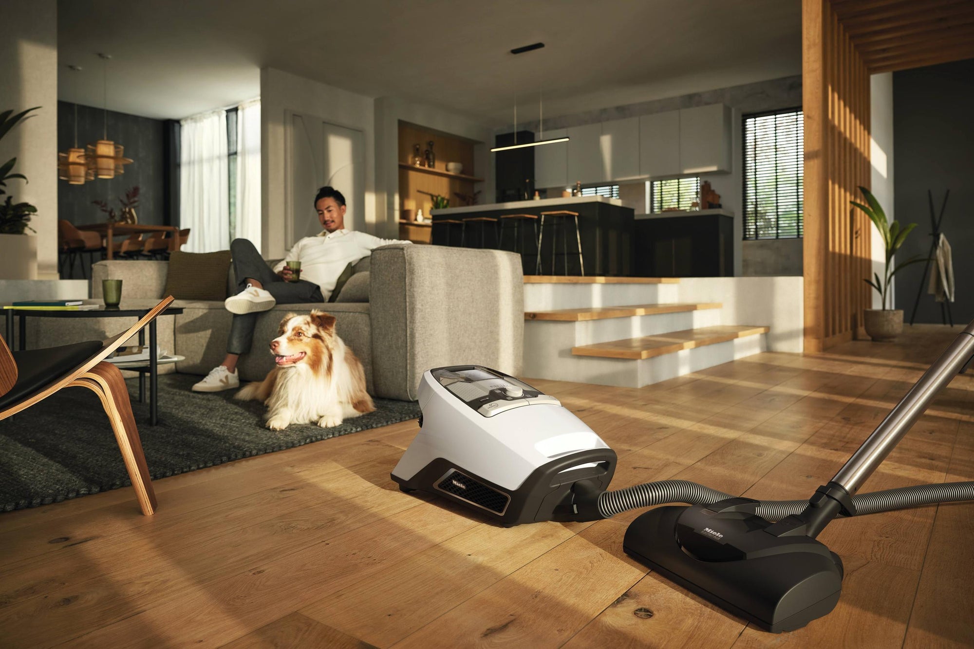 Miele BLIZZARDCX1CATDOGPOWERLINELOTUSWHITE Blizzard Cx1 Cat &amp; Dog Powerline – beutelloser Bodenstaubsauger mit Elektrobürste für die gründliche Reinigung stark beanspruchter Teppiche.