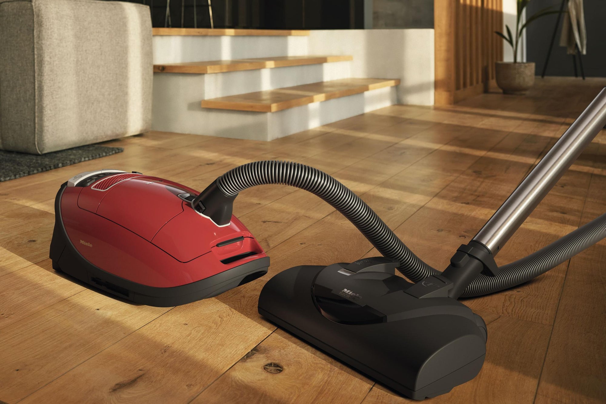 Miele COMPLETE C3 HOMECARE POWERLINE SGPE0 MANGO ROT Complete C3 Homecare+ Powerline - Sgpe0 - Bodenstaubsauger mit Griffsteuerung und Elektrobürste für höchste Ansprüche.