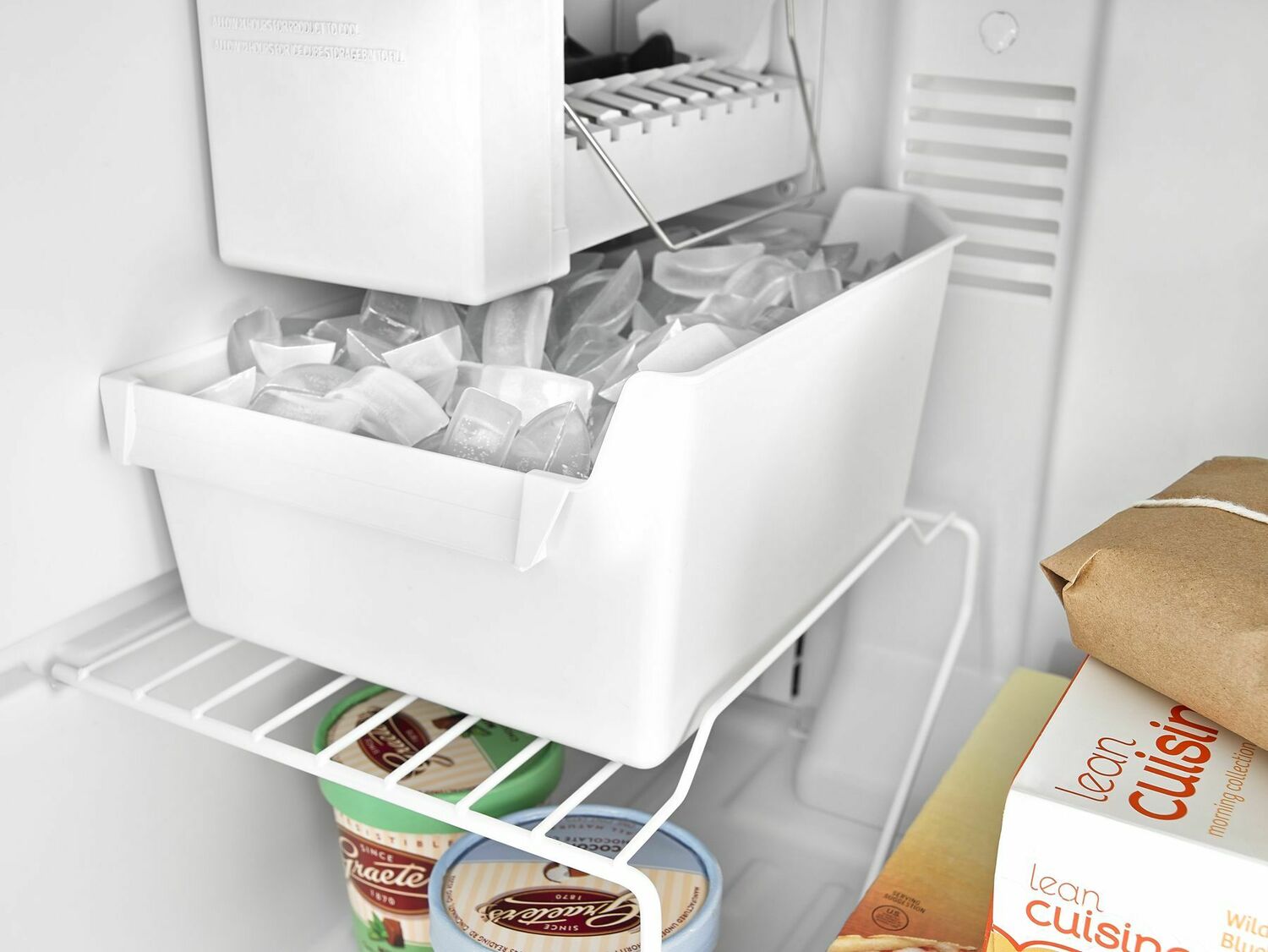Amana ART308FFDW 30 Zoll breiter Kühlschrank mit Gefrierfach oben und Garden Fresh Gemüsefächern – 18 Kubikfuß – Weiß