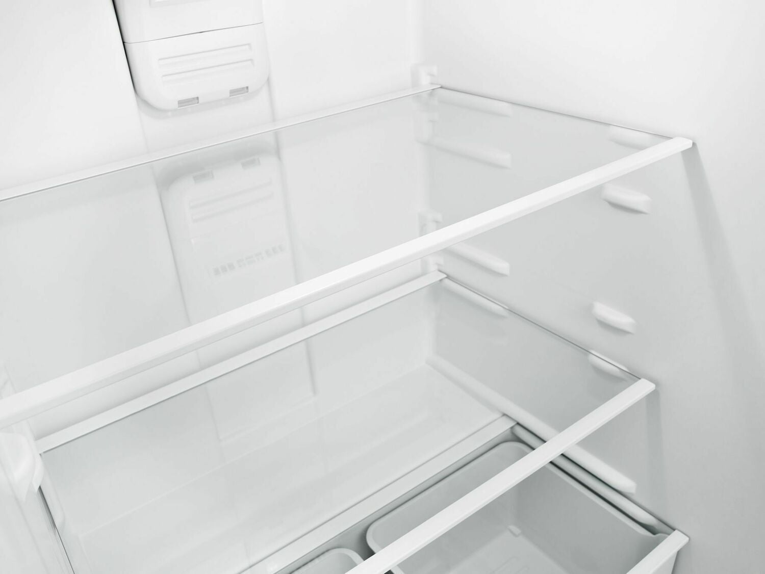 Amana ART318FFDW 30-Zoll-Kühlschrank mit Gefrierfach oben und Glasböden, weiß